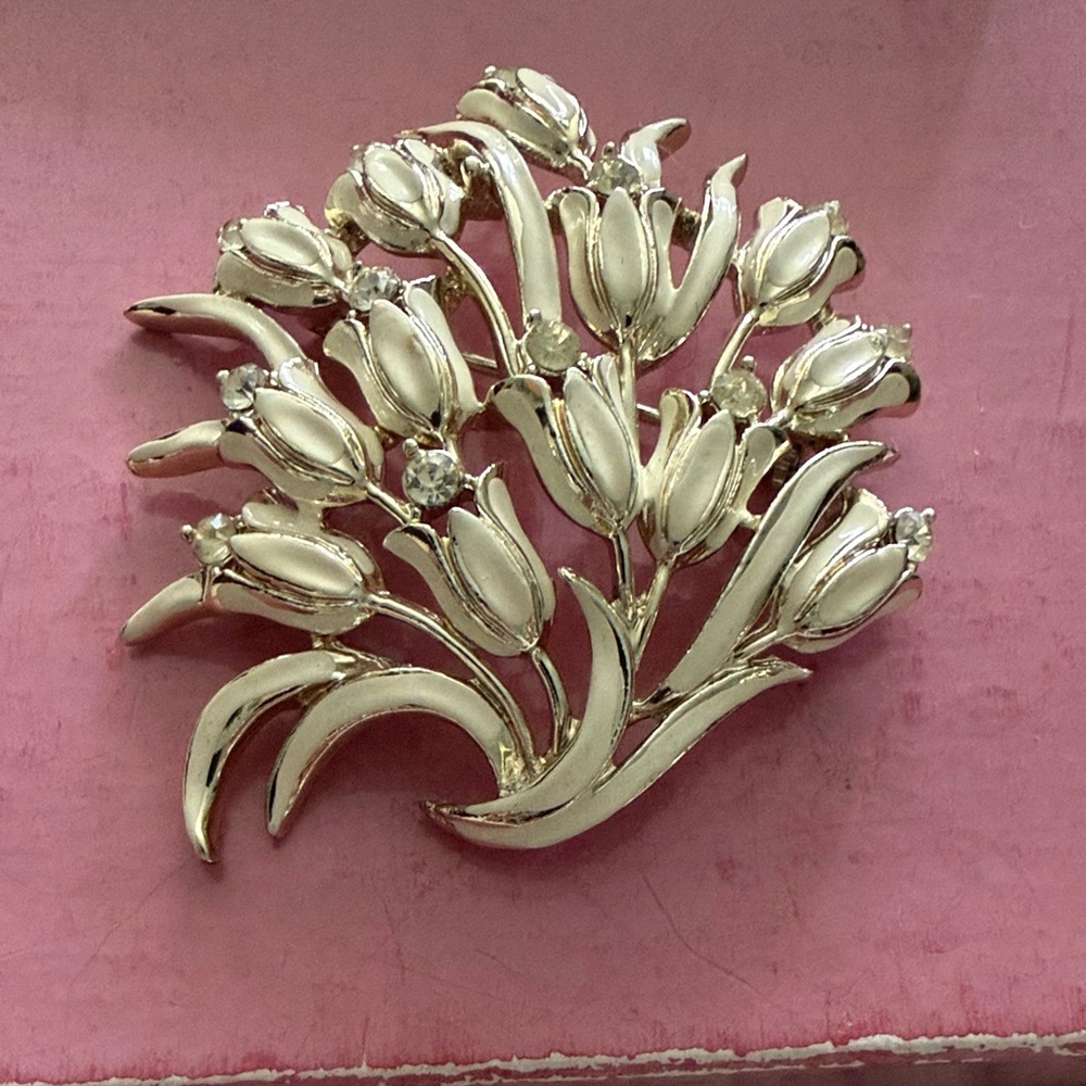 Elegant Silver Floral Brooch